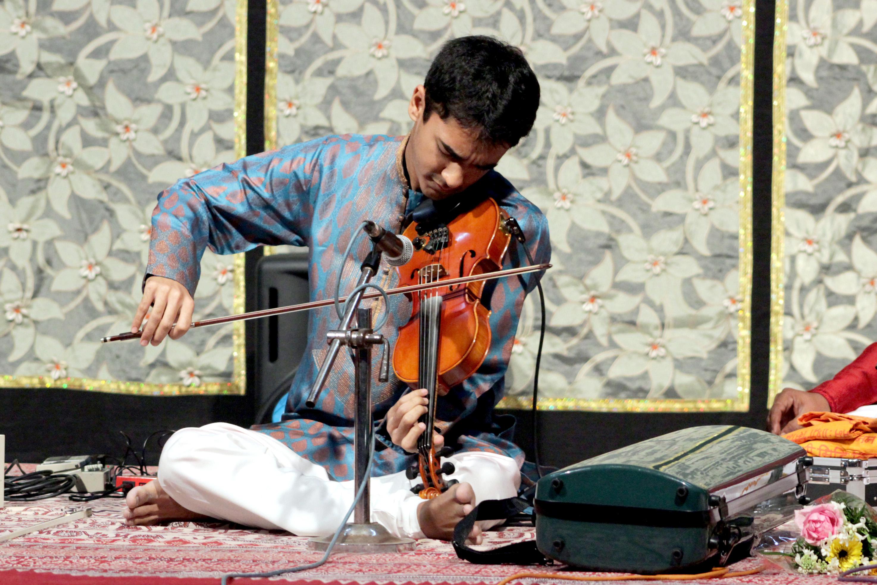 Ambi Subramaniam performing with violin